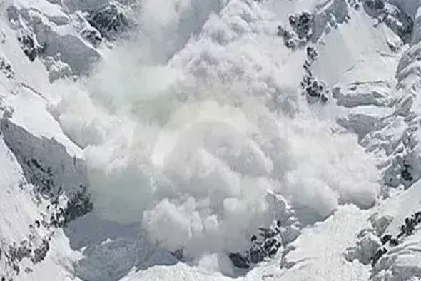 बर्फबारी से हिमाचल में संकट, लाहौल में हिमस्खलन से दुकानें क्षतिग्रस्त; इन इलाकों में खतरे की घंटी