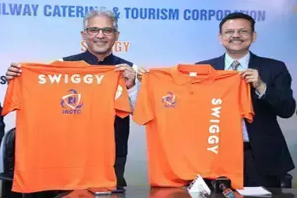 अब ट्रेन में भी कर सकेंगे स्विगी से ऑडर, रेलवे ने कंपनी के साथ मिलाया हाथ अब ट्रेन में भी कर सकेंगे स्विगी से ऑडर, रेलवे ने कंपनी के साथ मिलाया हाथ