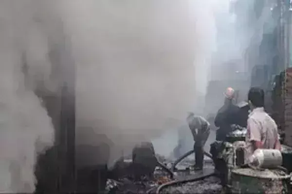 गाजियाबाद में अगरबत्ती बनाने वाली फैक्ट्री में लगी भीषण आग, काबू पाने की कोशिश जारी