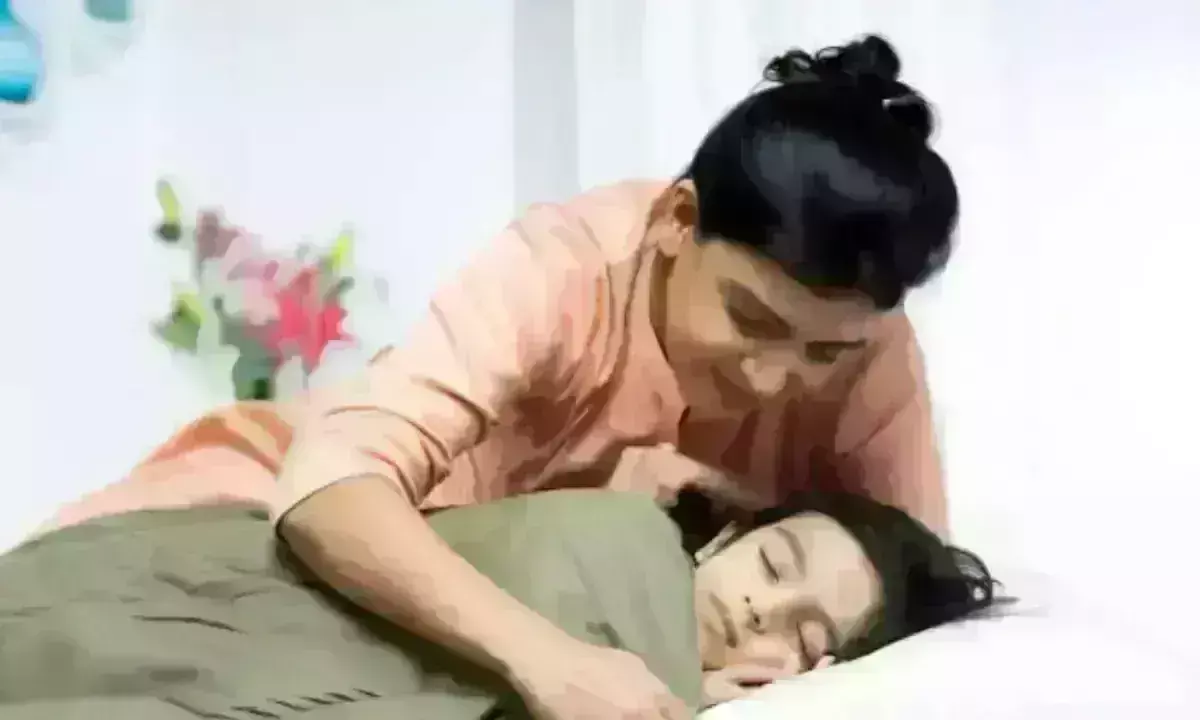 बच्चे के सोने के बाद क्या आप भी उनसे करते हैं बात, जानिए स्लीप टॉकिंग थेरेपी के फायदे