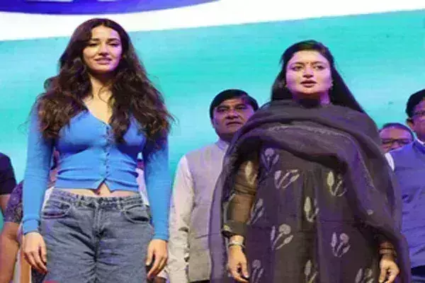 जामनगर खेल महोत्सव में शामिल हुई दिशा पाटनी; फाइनल मैच ओखामंडल द्वारकेश एलेवन ने जीता जामनगर खेल महोत्सव में शामिल हुई दिशा पाटनी; फाइनल मैच ओखामंडल द्वारकेश एलेवन ने जीता