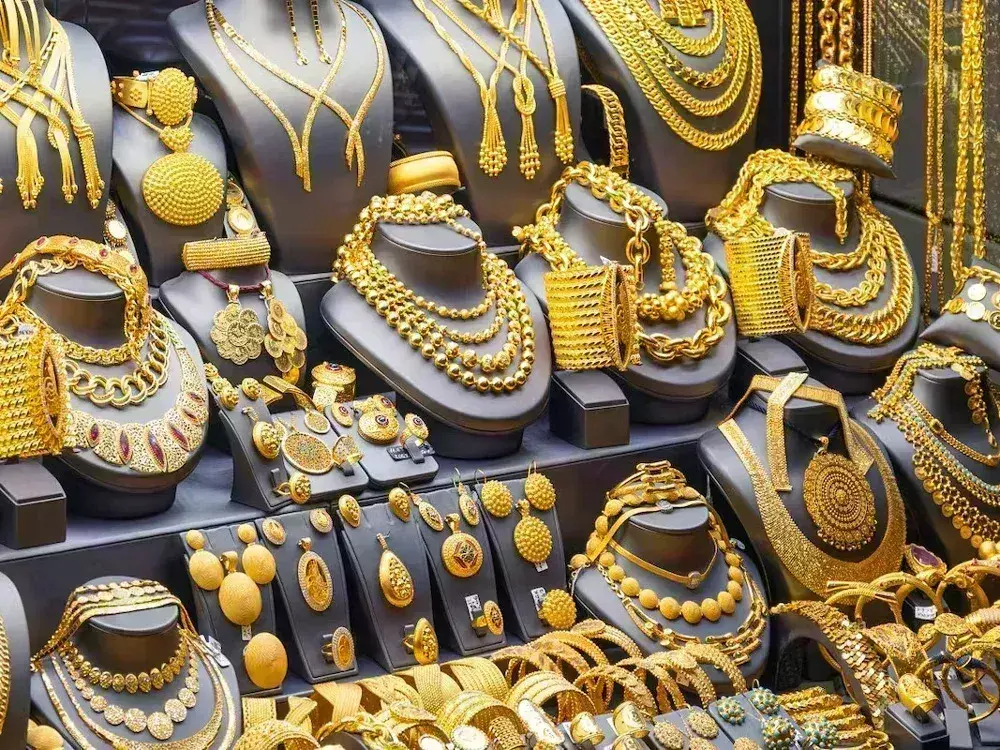 सोना हुआ महंगा, चांदी हुई सस्ती