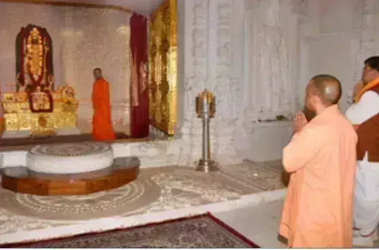 मुख्यमंत्री ने रामलला के दरबार में नवाया शीश, हनुमानगढ़ी में टेका मत्था