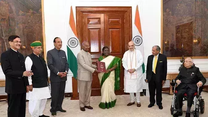 रामनाथ कोविंद पैनल ने एक देश, एक चुनाव पर सौंपी रिपोर्ट रामनाथ कोविंद पैनल ने एक देश, एक चुनाव पर सौंपी रिपोर्ट