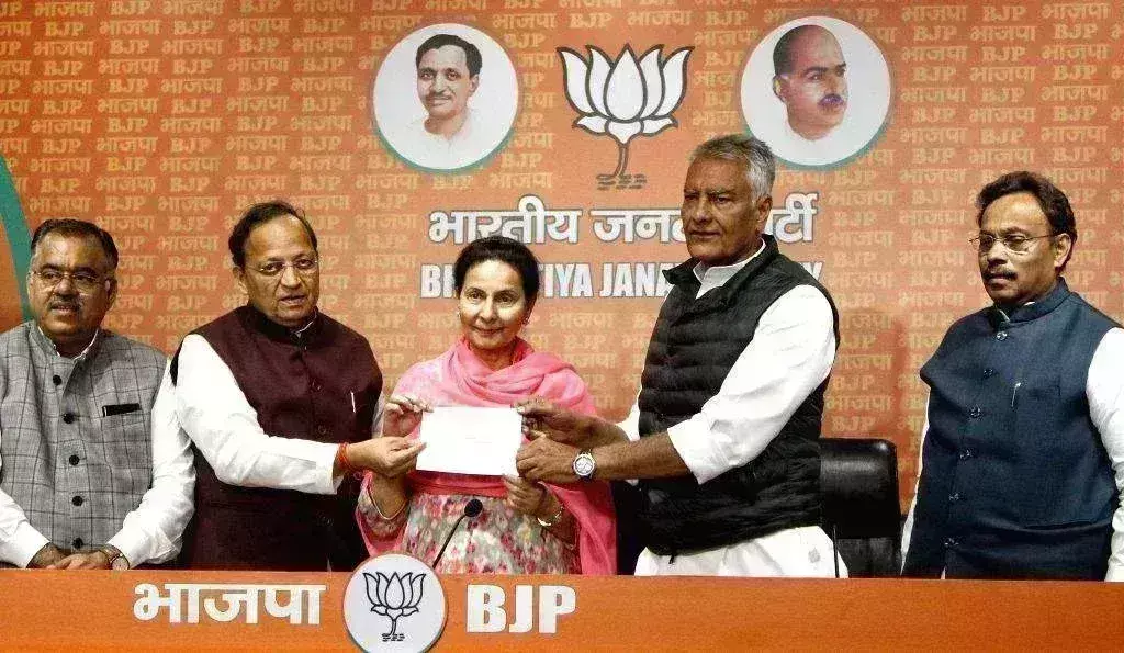 कैप्टन अमरिंदर की पत्नी परनीत कौर बीजेपी में शामिल कैप्टन अमरिंदर की पत्नी परनीत कौर बीजेपी में शामिल