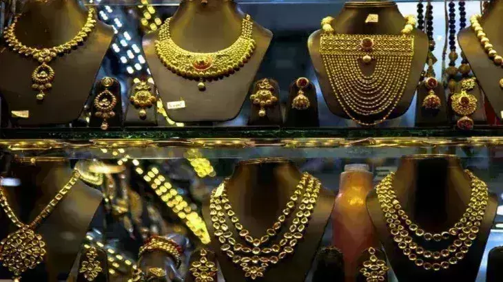 सर्राफा बाजार में उछाल, महंगा हुआ सोना और चांदी