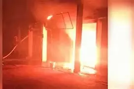 मीरजापुर मे बिजली के तार में हुए शार्ट सर्किट से दुकान में लगी आग, लाखों का सामान जलकर हुआ राख