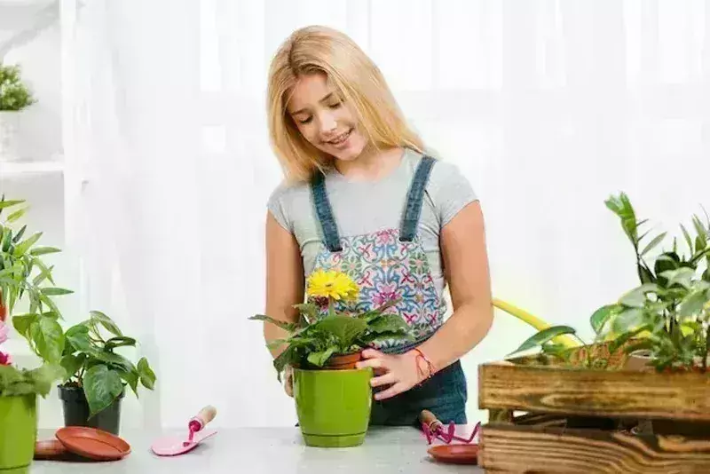 गुलदस्ते में लगे फूलों को लंबे समय तक रखना चाहते हैं तरोताजा तो अपनाएं ये टिप्स