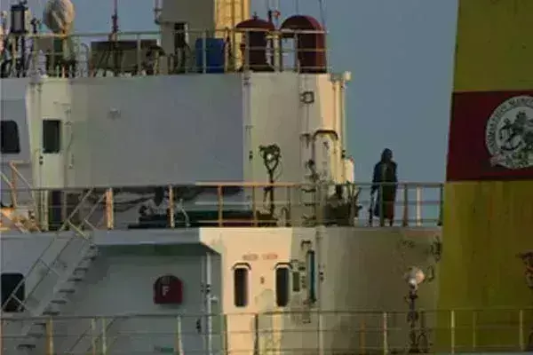 भारतीय नौसेना का बड़ा एक्शन: समुद्री डाकुओं की योजना विफल, गोलीबारी का दिया मुंहतोड़ जवाब