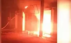 मीरजापुर मे बिजली के तार में हुए शार्ट सर्किट से दुकान में लगी आग, लाखों का सामान जलकर हुआ राख
