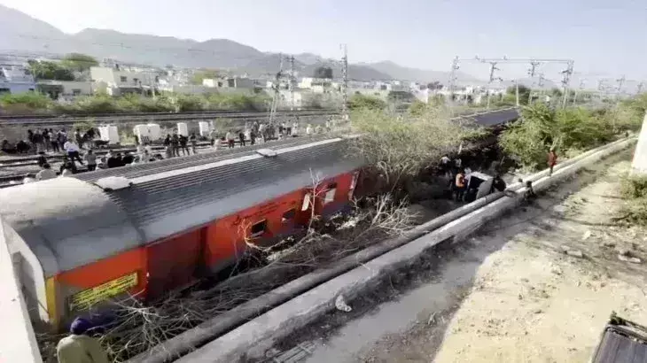 साबरमती-आगरा सुपरफास्ट के 4 डिब्बे पटरी से उतरे, बाल-बाल बचे यात्री