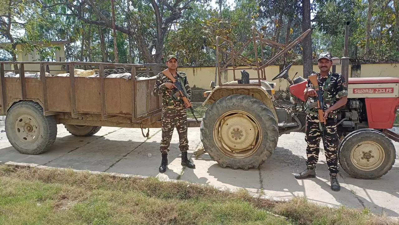 नेपाल से तस्करी कर भारत आ रही टैक्टर ट्राली पर लदी जिंक फ्लैंग मिट्टी बरामद