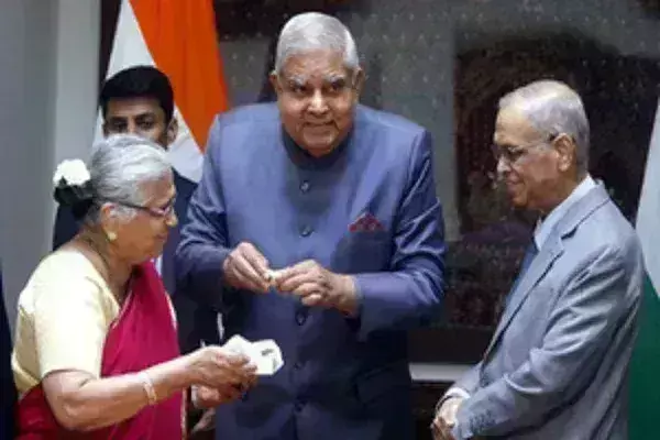 4 महीने के पोते को नारायण मूर्ति ने गिफ्ट किए 240 करोड़ रुपए से अधिक के इंफोसिस शेयर