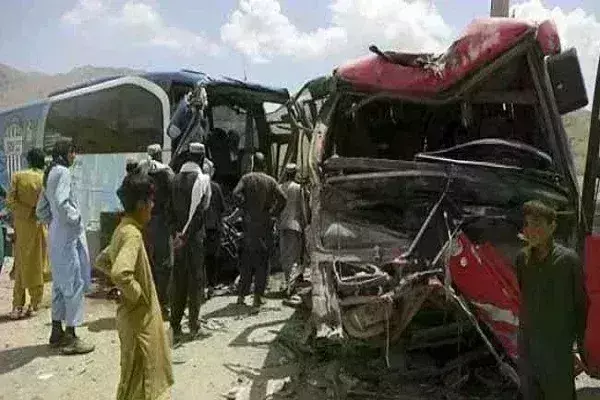 यात्री बस की टैंकर से जबरदस्त भिड़ंत, 21 लोगों की दर्दनाक मौत- 11 गंभीर रूप से घायल यात्री बस की टैंकर से जबरदस्त भिड़ंत, 21 लोगों की दर्दनाक मौत- 11 गंभीर रूप से घायल