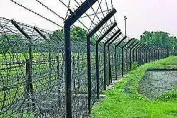 बीएसएफ ने त्रिपुरा सीमा पर गोलीबारी में मारे गए बांग्लादेशी तस्कर का शव परिवार को सौंपा बीएसएफ ने त्रिपुरा सीमा पर गोलीबारी में मारे गए बांग्लादेशी तस्कर का शव परिवार को सौंपा