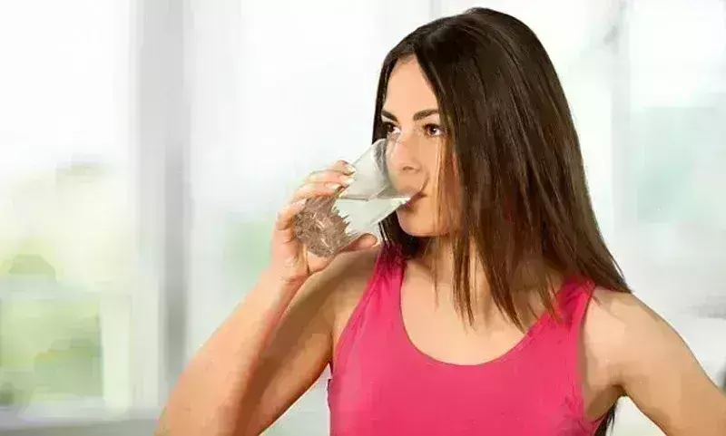 गर्मियों में महिलाओं को एक दिन में कितना पानी पीना चाहिए और क्यों?
