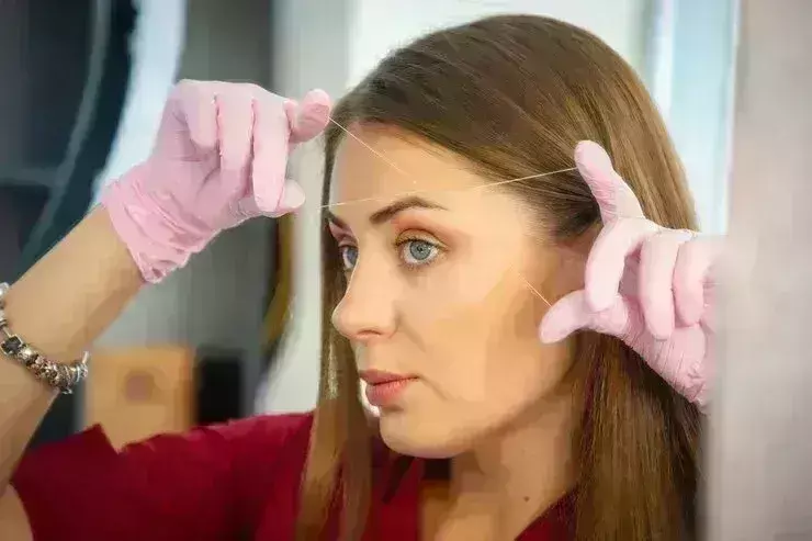 थ्रेडिंग से पहले जान लें ये बातें, वरना बिगड़ सकता है आईब्रो का शेप