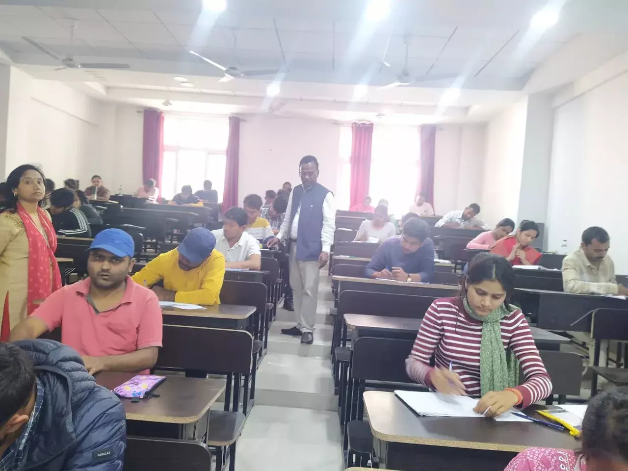 एलएलबी के 24 व बीपीएड के 11 परीक्षार्थी नकल करते धरे गए