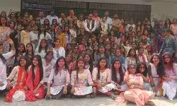 छात्र-छात्राओं ने गुरूजनों को अबीर लगाकर लिया आशीर्वाद