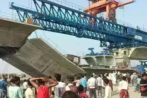 рджреЗрд╢ рдХрд╛ рд╕рдмрд╕реЗ рдмрдбрд╝рд╛ рдирд┐рд░реНрдорд╛рдгрд╛рдзреАрди рдкреБрд▓ рдзреНрд╡рд╕реНрдд, рдПрдХ рдХреА рдореМрдд; 40 рд▓реЛрдЧреЛрдВ рдХреЗ рджрдмреЗ рд╣реЛрдиреЗ рдХреА рдЖрд╢рдВрдХрд╛ рджреЗрд╢ рдХрд╛ рд╕рдмрд╕реЗ рдмрдбрд╝рд╛ рдирд┐рд░реНрдорд╛рдгрд╛рдзреАрди рдкреБрд▓ рдзреНрд╡рд╕реНрдд, рдПрдХ рдХреА рдореМрдд; 40 рд▓реЛрдЧреЛрдВ рдХреЗ рджрдмреЗ рд╣реЛрдиреЗ рдХреА рдЖрд╢рдВрдХрд╛