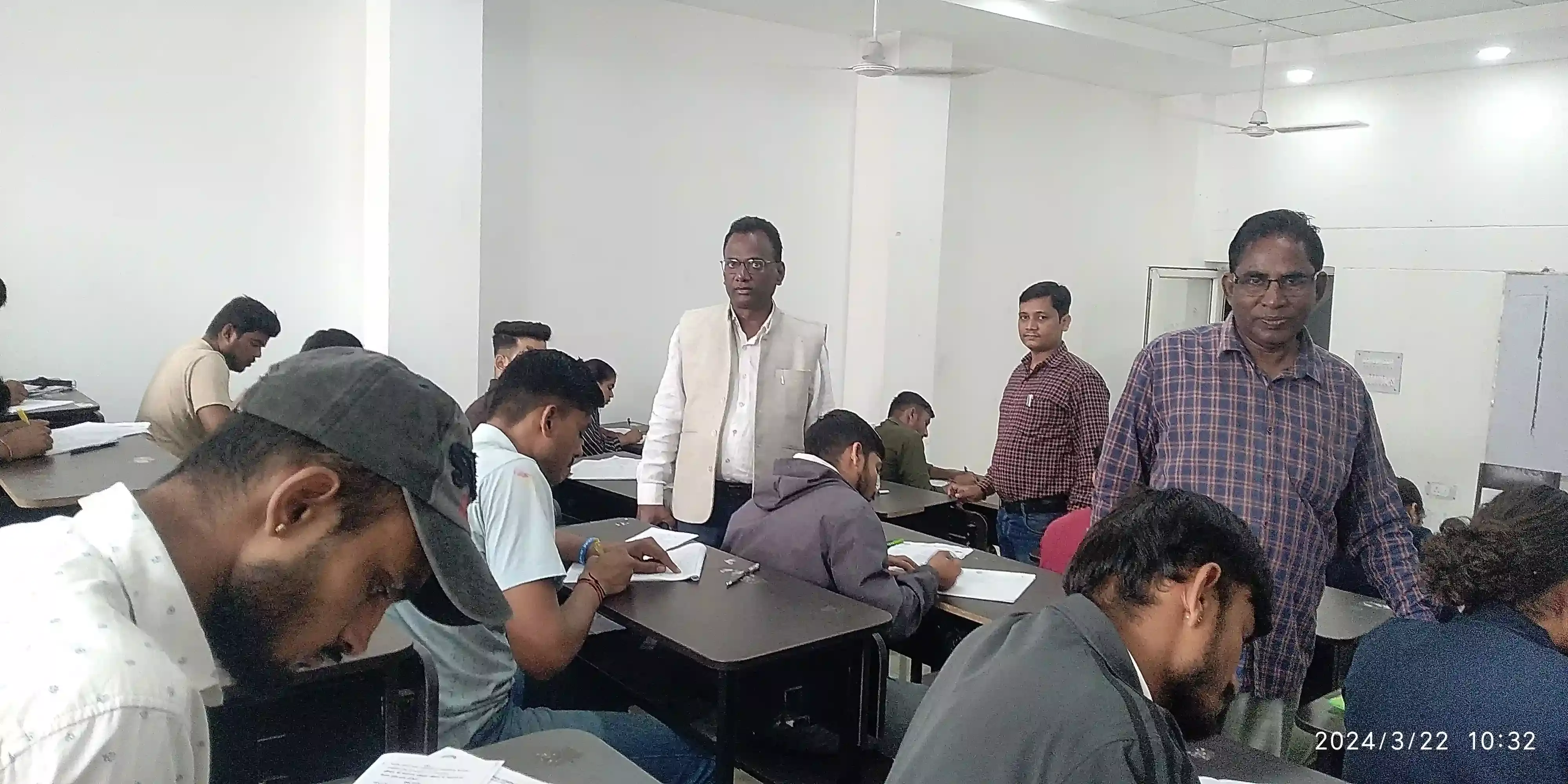 सचलदल ने एलएलबी की परीक्षा में 20 को नकल करते पकड़ा