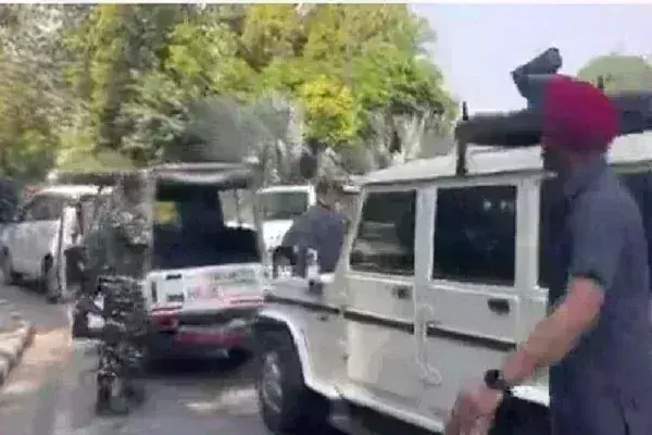 अरविंद केजरीवाल के घर पहुंचे CM भगवंत मान, परिजनों से की मुलाकात