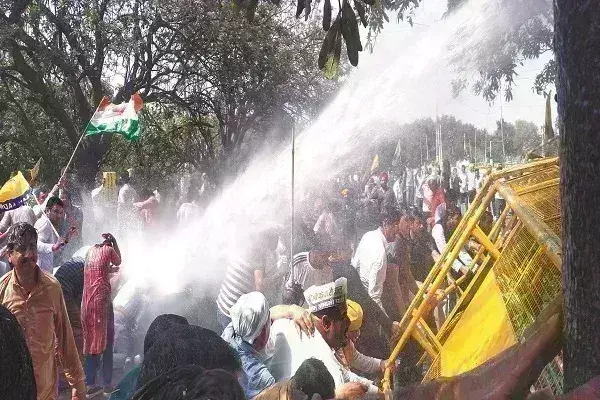 सीएम आवास घेराव करने जा रहे आप पदाधिकारियों पर लाठीचार्ज