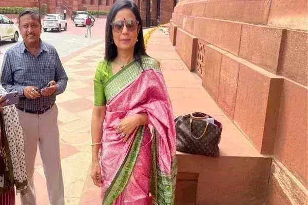 कैश फॉर क्वेरी मामलाः TMC नेता महुआ मोइत्रा की मुश्किलें बढ़ीं, CBI ने ठिकानों पर की छापेमारी