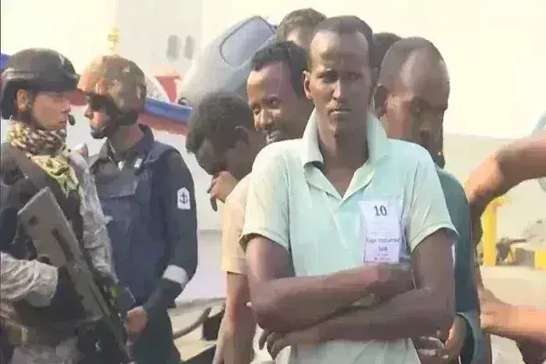 समुद्र में Indian Navy ने दिखाई अपनी ताकत: सोमालिया तट से 35 लुटेरों को पकड़कर मुंबई पहुंचा INS