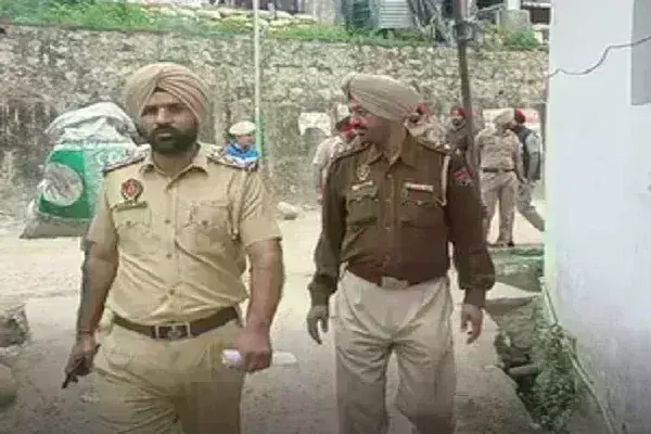 पंजाब पुलिस ने अवैध शराब और ड्रग तस्करी के खिलाफ चलाया ऑपरेशन कासो, कई घरों में मारा छापा पंजाब पुलिस ने अवैध शराब और ड्रग तस्करी के खिलाफ चलाया ऑपरेशन कासो, कई घरों में मारा छापा