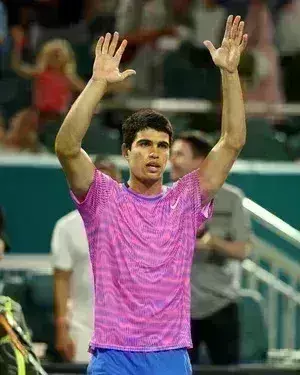 अल्काराज़, सिनर, मेदवेदेव शुरूआती मैच जीते, सितसिपास हारे