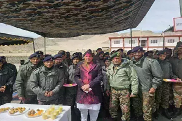 लेह में जवानों के साथ होली मनाने के बाद राजनाथ सिंह ने कहा, लद्दाख भारत के शौर्य और पराक्रम की राजधानी