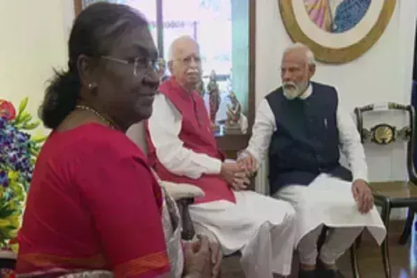लालकृष्ण आडवाणी भारत रत्न से सम्मानित, राष्ट्रपति द्रौपदी मुर्मू ने घर जा कर दिया सम्मान; PM मोदी भी रहे मौजूद