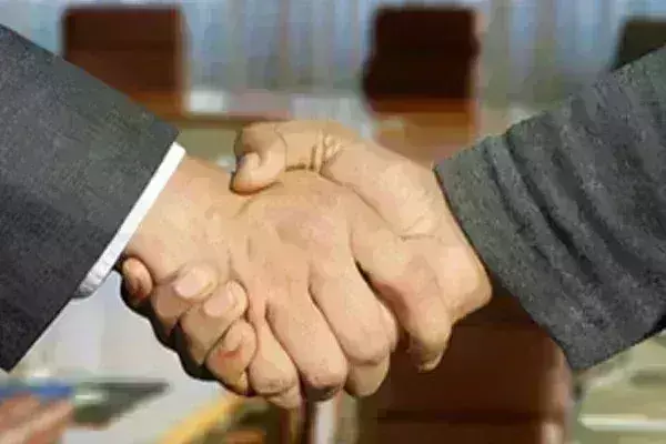 बिजली क्षेत्र के विशेषज्ञों ने रिलायंस और अदाणी समूहों के बीच सहयोग की सराहना की