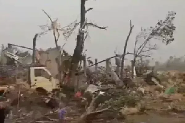 बंगाल के जलपाईगुड़ी में तूफान की चपेट में आने से 4 की मौत, कई घायल बंगाल के जलपाईगुड़ी में तूफान की चपेट में आने से 4 की मौत, कई घायल