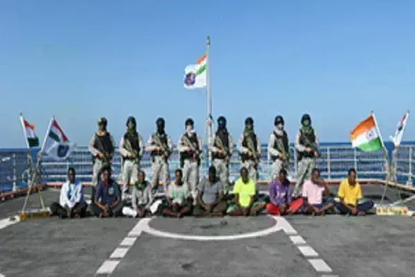 नौसेना ने नौ समुद्री लुटेरों को मुंबई पुलिस के हवाले किया नौसेना ने नौ समुद्री लुटेरों को मुंबई पुलिस के हवाले किया