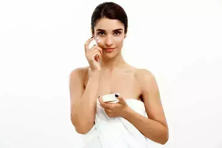 गर्मियों में स्किन को हाइड्रेटेड रखने के लिए केवल मॉइश्चराइजर नहीं होगा काफी, ऐसे रखें ख्याल