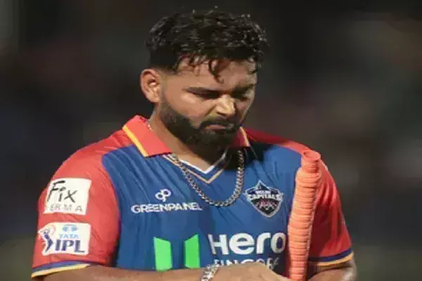 धीमे ओवर रेट के लिए ऋषभ पंत को लगा 24 लाख रुपये का जुर्माना धीमे ओवर रेट के लिए ऋषभ पंत को लगा 24 लाख रुपये का जुर्माना