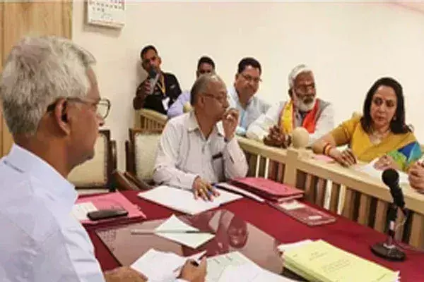 मथुरा से भाजपा उम्मीदवार हेमा मालिनी ने भरा पर्चा मथुरा से भाजपा उम्मीदवार हेमा मालिनी ने भरा पर्चा