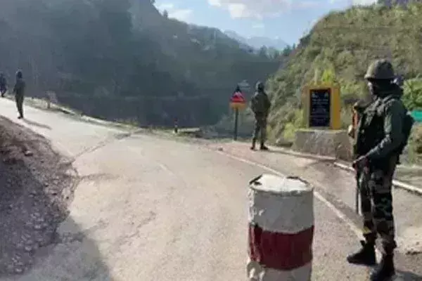 उरी में सुरक्षाबलों ने घुसपैठ की कोशिश को किया नाकाम, दो आतंकवादी ढेर