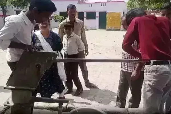 सरकारी स्कूल में हैंडपंप से पानी की जगह निकलने लगा डीजल