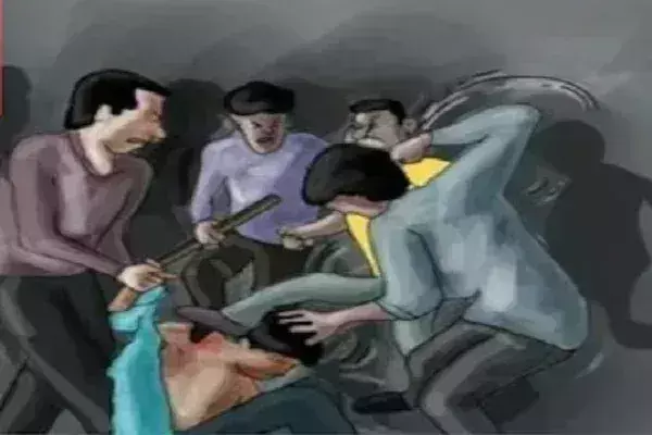 जमीन विवाद सुलझाने गई पुलिस टीम पर हमला, थानेदार और पुलिसकर्मियों को बनाया बंधक; ASI का तोड़ा हाथ