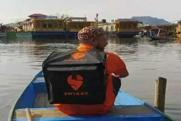 श्रीनगर की डल झील पर हाउसबोट्स तक खाना डिलीवर करेगा स्विगी