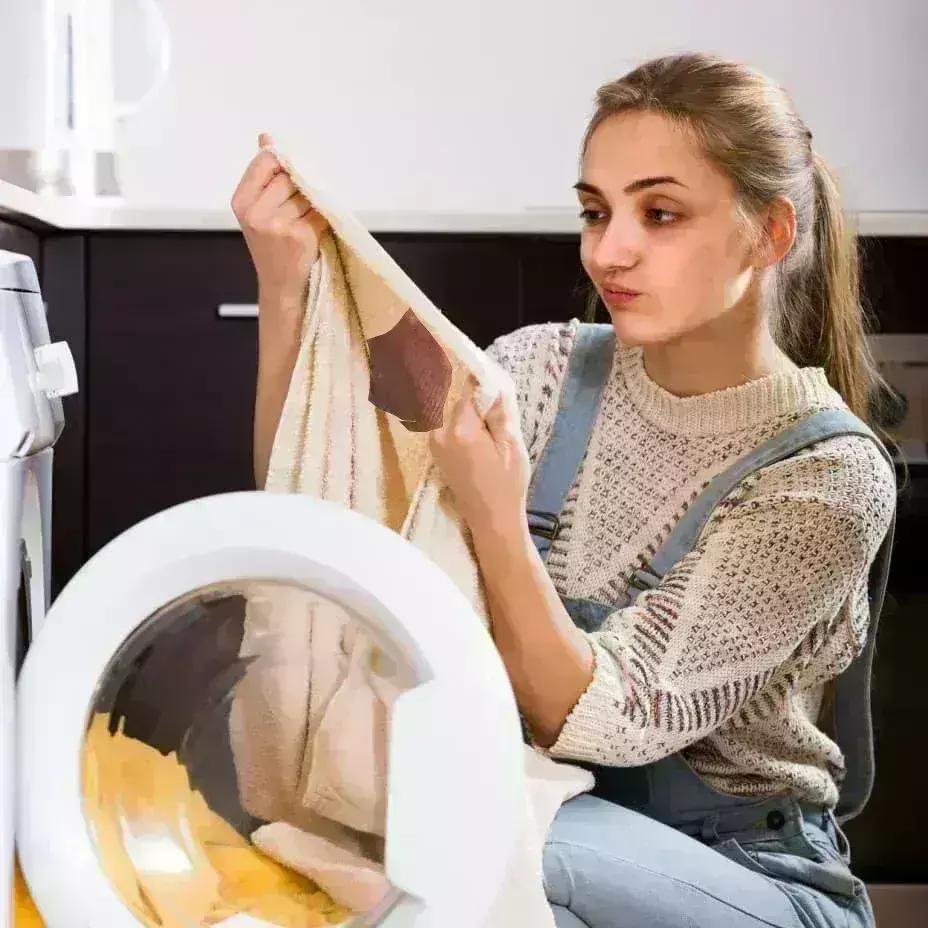 कपड़ों पर लग जाए सब्जी का दाग तो कैसे हटेगा? पूरा कपड़ा गीला किए बिना ऐसा होगा साफ