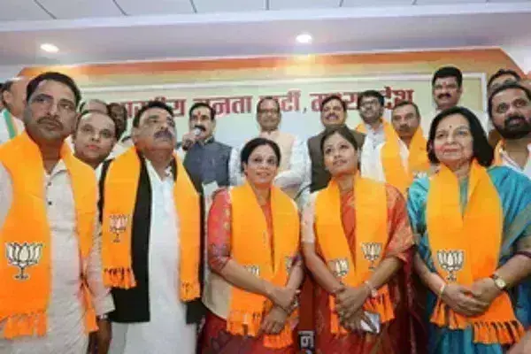 मध्य प्रदेश में पूर्व विधायक सहित अनेक नेता भाजपा में शामिल मध्य प्रदेश में पूर्व विधायक सहित अनेक नेता भाजपा में शामिल