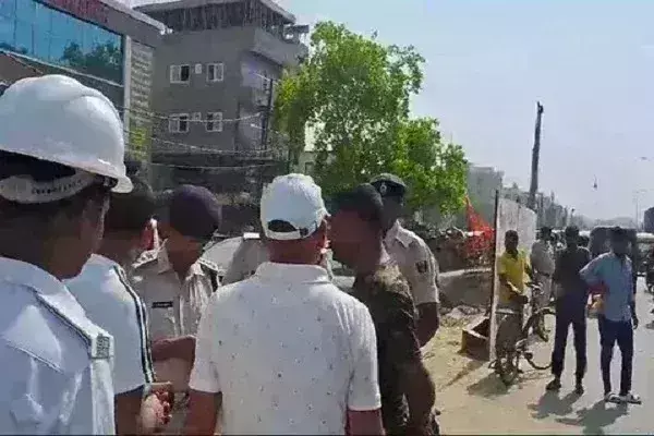 दर्दनाक हादसा : अनिंयत्रित ऑटो ने मेट्रो के काम में लगी JCB को मारी टक्कर, 7 लोगों की मौत