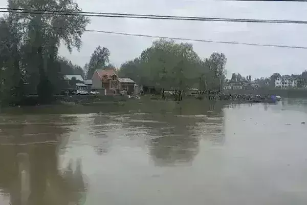श्रीनगर में बड़ा हादसा: स्कूली बच्चों और यात्रियों को ले जा रही नाव झेलम नदी में पलटी, 12 को बचाया गया; 4 की मौत