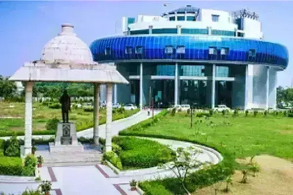 रामनवमी समारोह में तेज म्यूजिक को लेकर विश्वविद्यालय में छात्रों के दो गुटों में झड़प