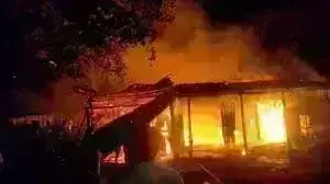बंगाल के हल्दिया में आग लगने से कई दुकानें खाक