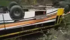 बैतूल में बस पलटने से पुलिस और होम गार्ड के 21 जवान घायल